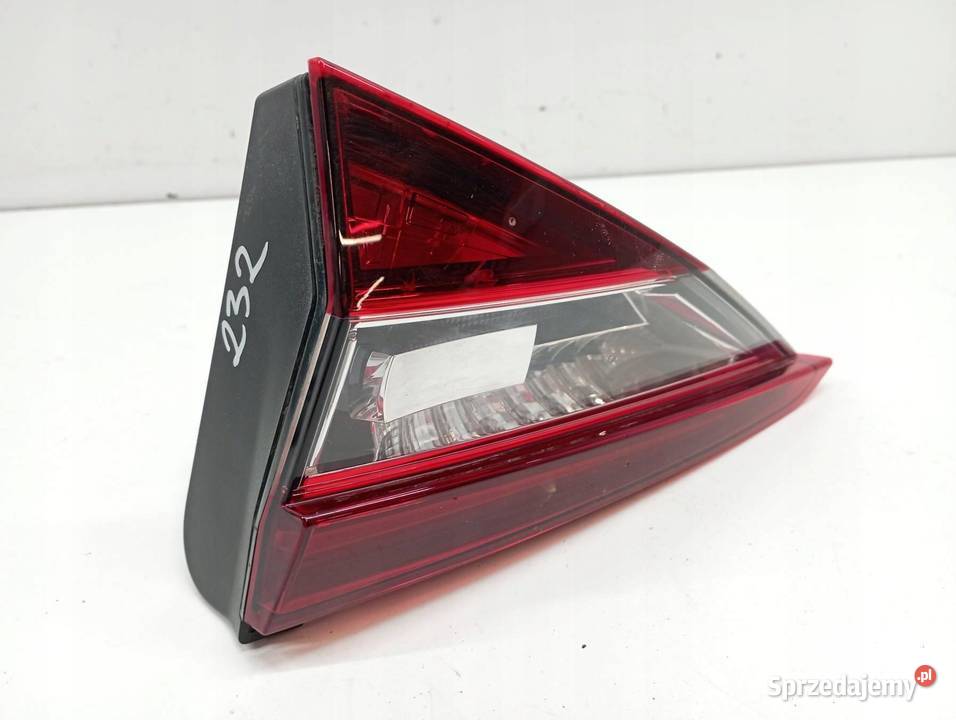 LAMPA TYŁ W KLAPĘ PRAWA KOMBI Skoda Superb III