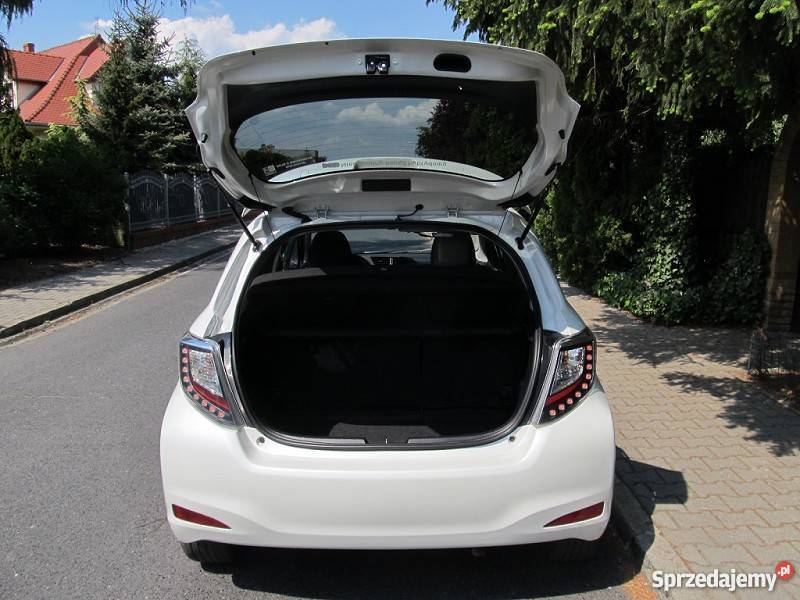 Sprzedam nieuszkodzony Toyota Yaris III 2014 welurowa tapicerka