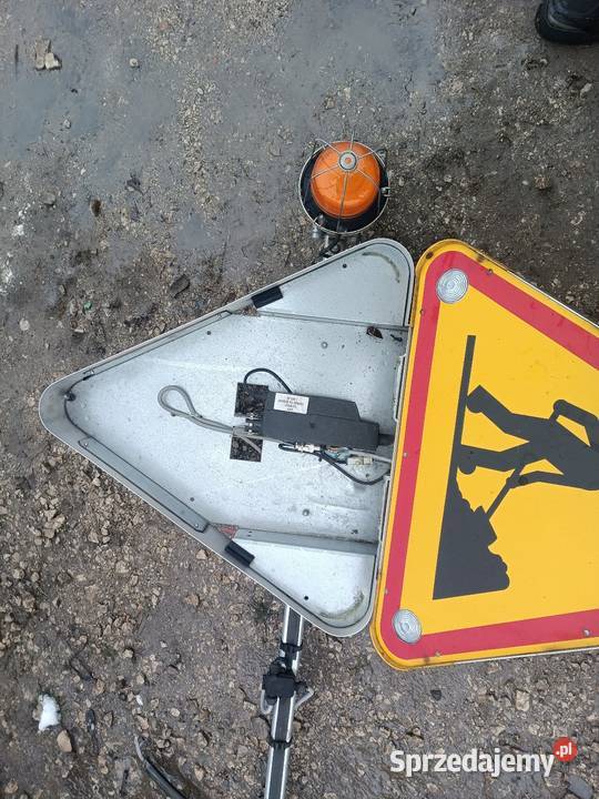 Znak drogowy ostrzegawczy belka koguty lampy dostawcze Busko-Zdrój