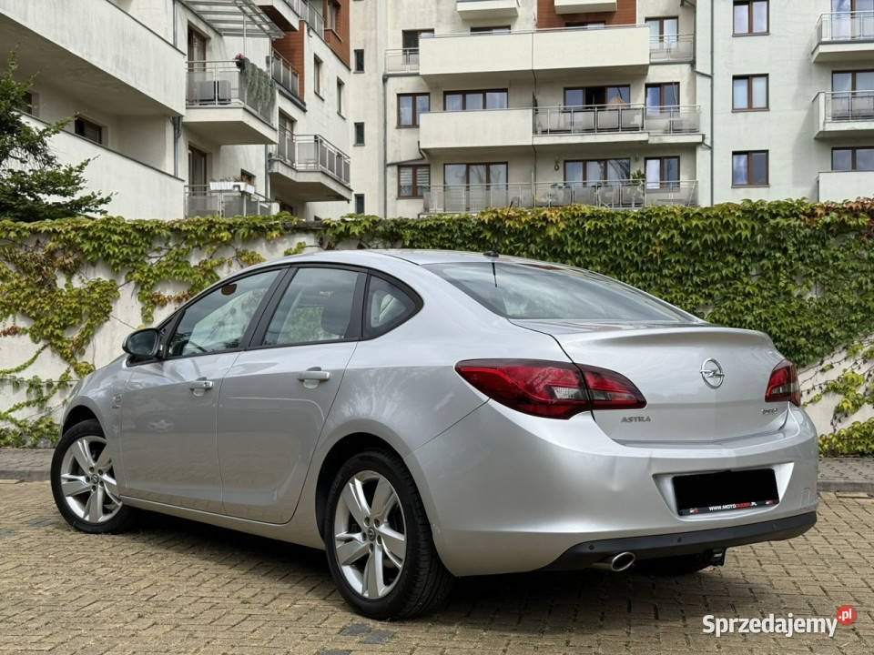 Opel Astra 14 Turbo Sedan stan Oryginalny Lakier tempomat Astra Tarnowskie Góry