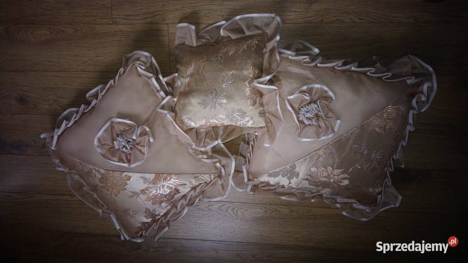 Dekoracyjna królewska narzuta z poduszkami na Brwinów