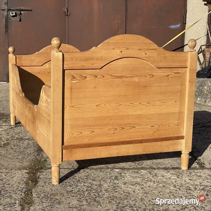 Stare łóżko sosnowe stylowe