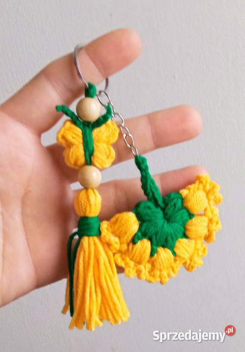 Wiosenny brelok wykonany na szydełku