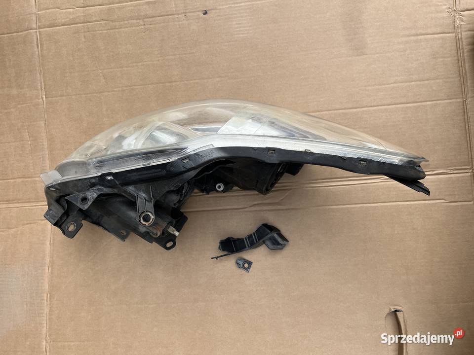 Lampa prawy przód Toyota Auris I LIFT 8111002A40 Brzesko