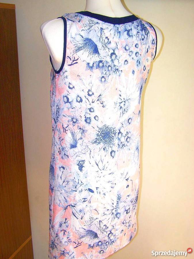 Sukienka Look Pudrowa Pudełkowa Wytłaczana Łomża