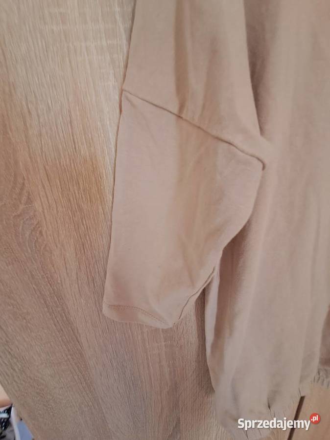 Bluzka z wycięciem w dekolcie