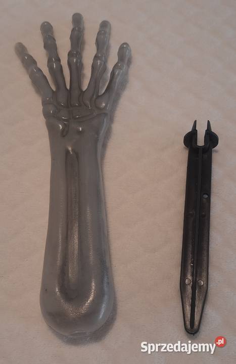 Ręka dłoń szkieleta wystająca z ziemi Zabawka śląskie
