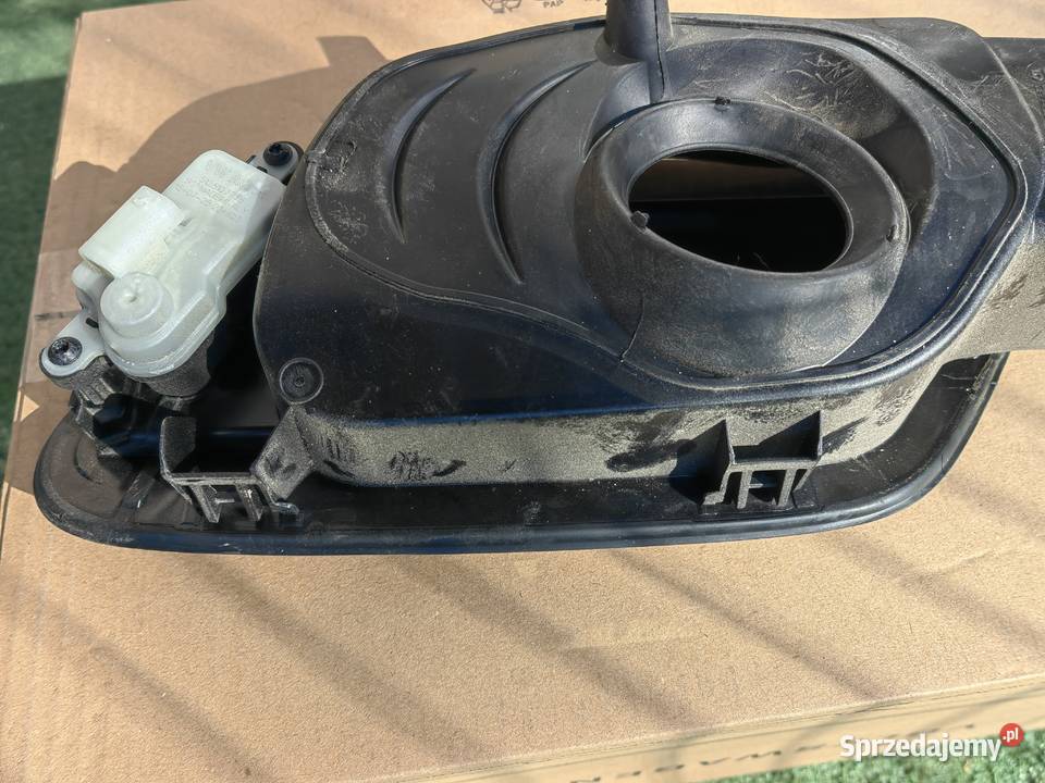 VW GOLF 8 VIII klapa wlewu paliwa 5H0809857D 5H0 Klapki wlewu paliwa Rożnów sprzedam
