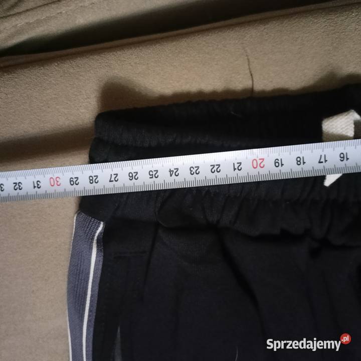 Czarne spodnie dresowe z lampasem SM Streetwear wielkopolskie Weronikopole