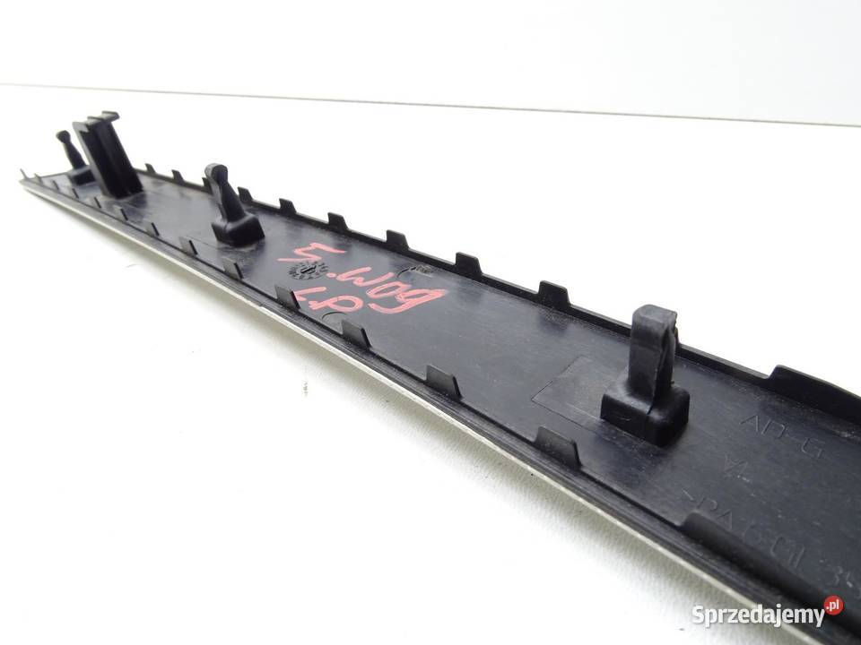 LISTWA DEKOR BOCZKA DRZWI PRZÓD TYŁ 8K0867409 Uchwyty fabryczne