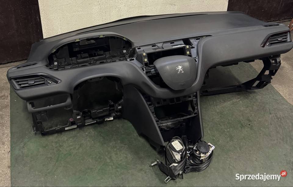 Deska rozdzielcza Peugeot 208