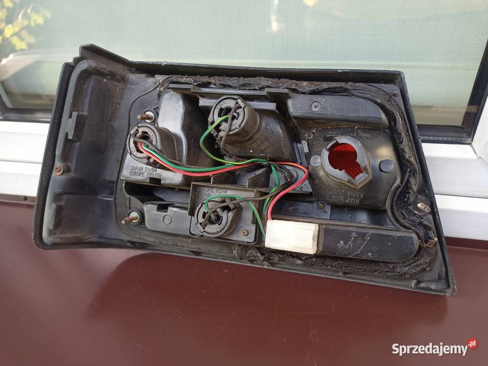 Nissan Sunny N13 lampa tył tylna prawa Sieradz