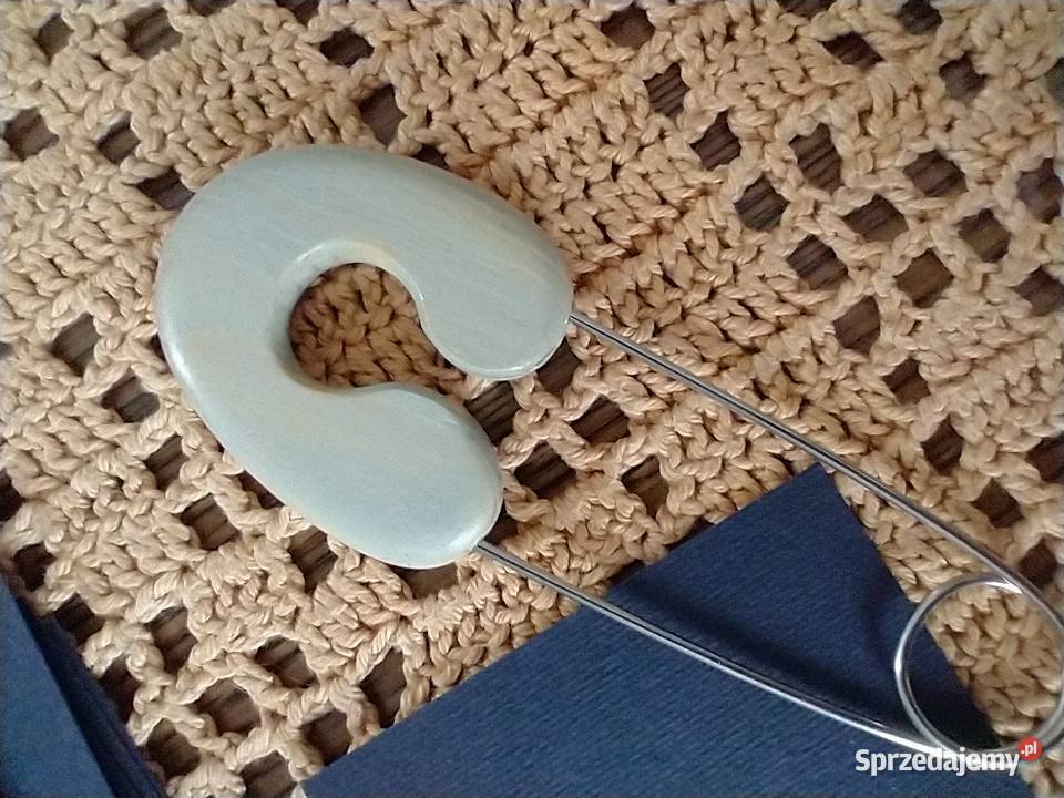 Klasyczna jasno szara broszka agrafka drewno Łódź