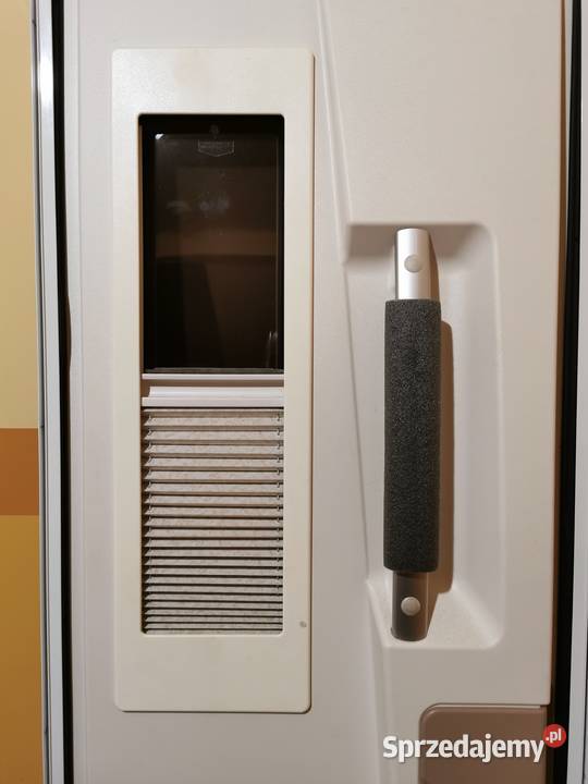 Wysokie drzwi wejściowe do kampera z ramą