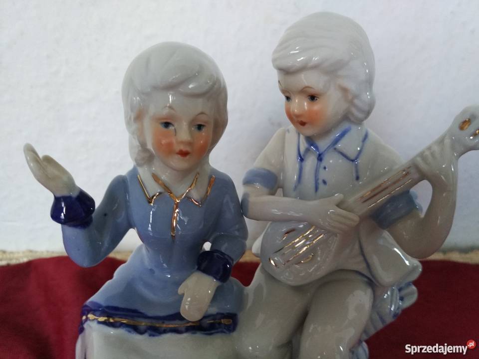 Figurka z porcelany Młodzieniec z mandoliną Ropa