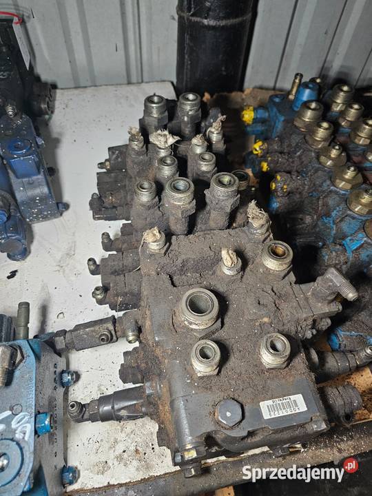Rozdzielacz hydrauliczny Komatsu WB 97 na części Gdynia sprzedam