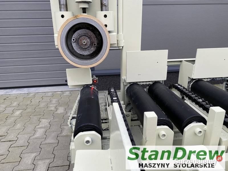 Podajnik do strugarki czterostronnej z napędem