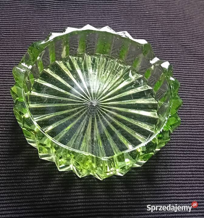 Szklana popielniczka w kolorze zieleni uranowej Koźminek