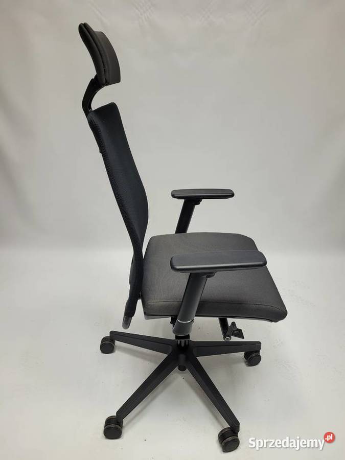 Fotel biurowy Nowy Styl Intrata z zagłówkiem wielkopolskie