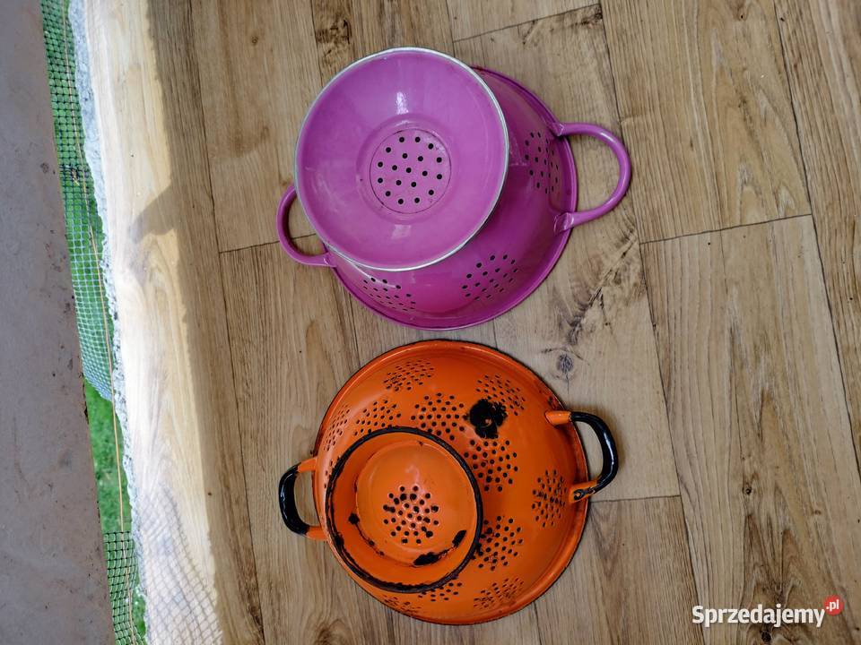 Dwa durszlaki emaliowane do ozdoby Choszczno