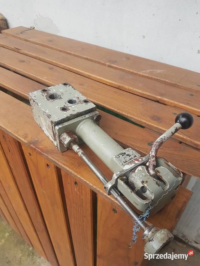 Rozdzielacz hydrauliczny do c330