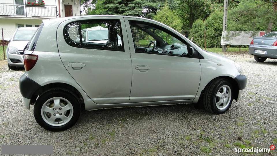 Тойота yaris 2000