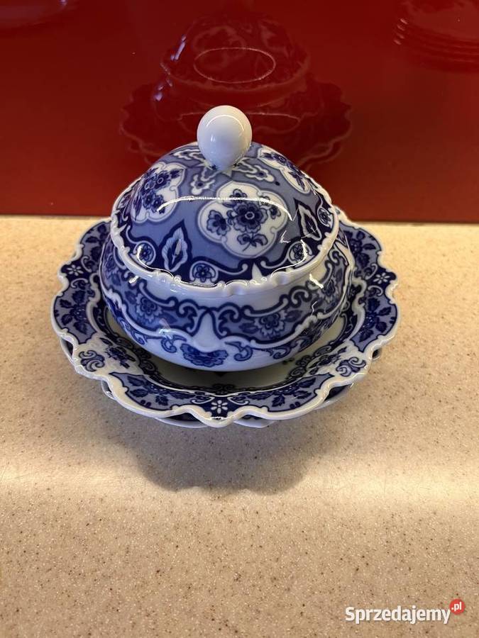 Cukiernica i talerzyki marki Wallendorf z serii Porcelana i szkło Legionowo