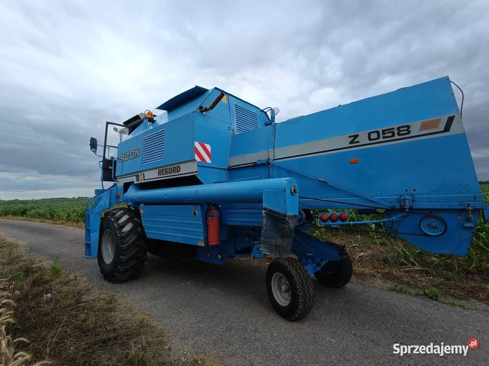 Kombajn zbożowy Bizon Rekord niebieski na dużej Bizon Kutno