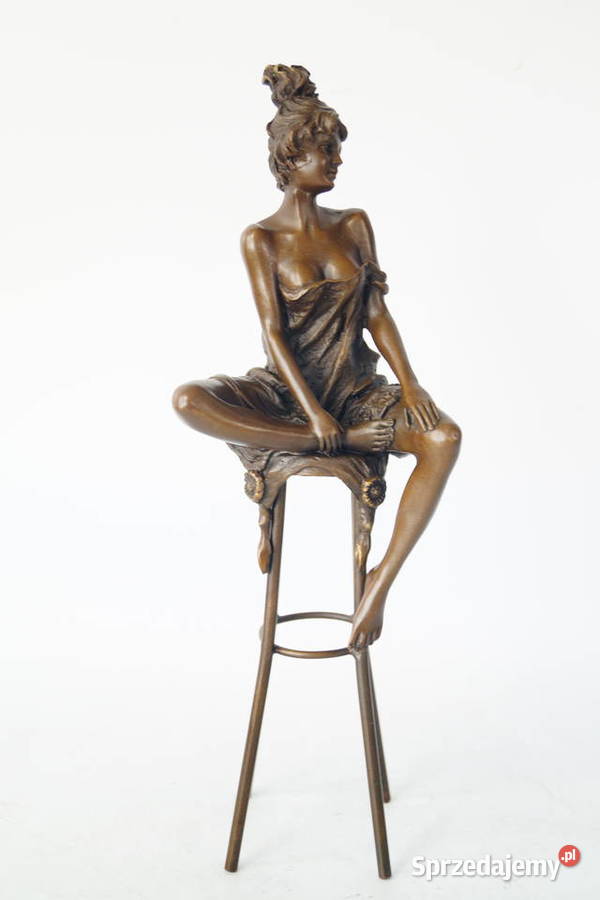 Kobieta siedząca na krześle zmysłowa figura z Gizałki