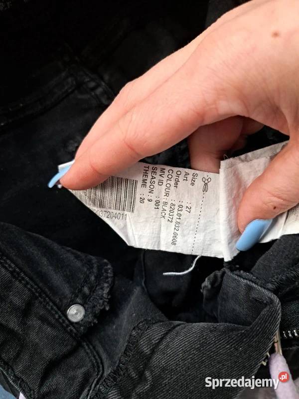 Czarne rurki z przetarciami klasyka w