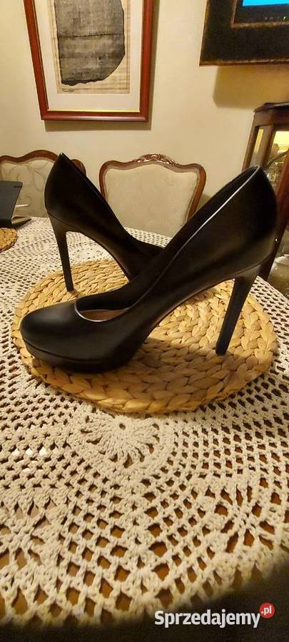 Piękne nowe czarne szpilki