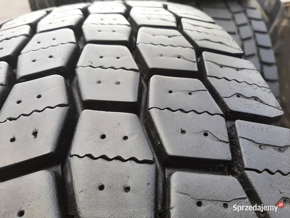 Opona używana ciężarowa 31580R225 MICHELIN 700 Zaścianki