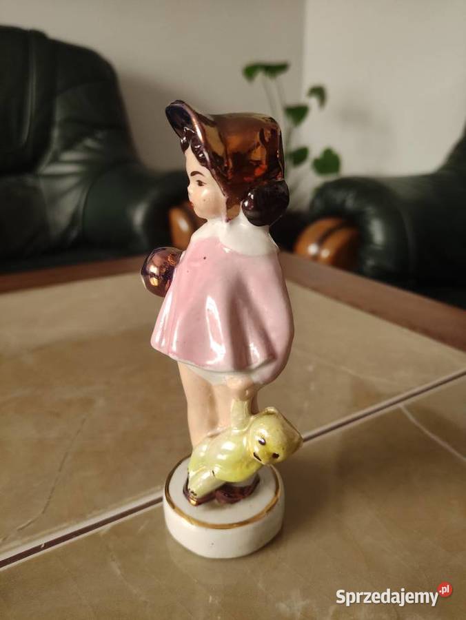 Figurka Dziewczynka z misiem i piłką Steatyt Z Janów Lubelski