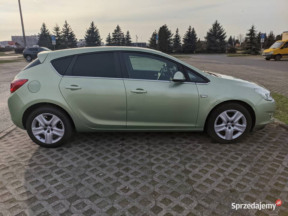 Opel Astra J 2011 benzyna 14 100 184000 Wrocław