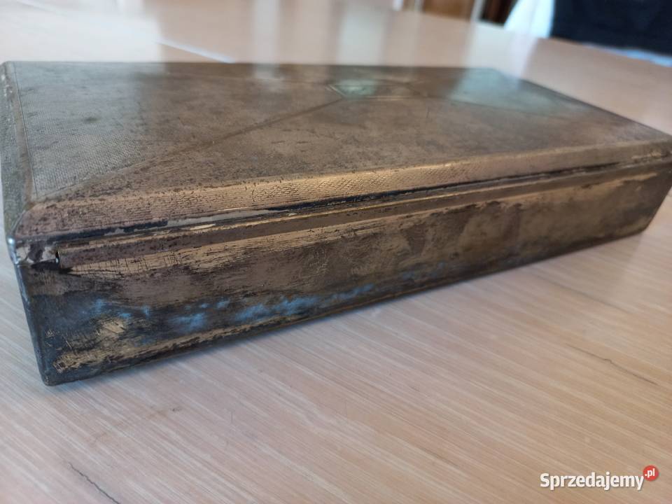 Zabytkowa metalowa szkatuła na biżuterie z Piastów