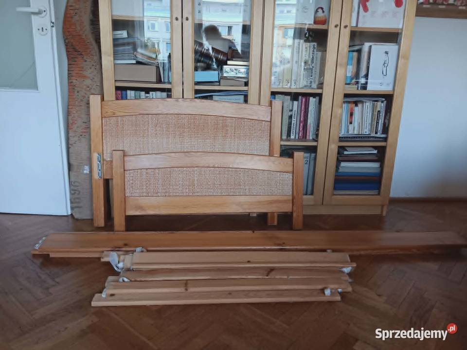 drewniane rattanowe łóżko pojedyncze sprzedam
