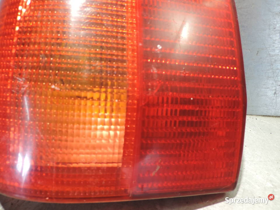 LAMPA TYLNA LEWA AUDI 80 B4 KOMBI