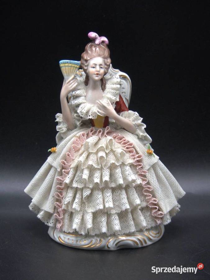 Piękna dama w krynolinowej sukni niemal ideał Porcelana i szkło wielkopolskie