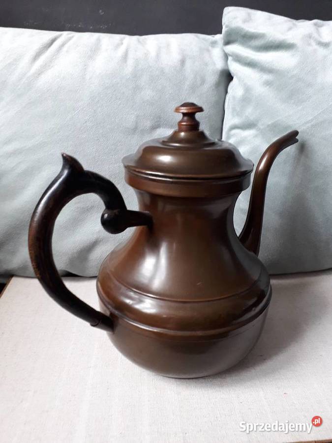 Zabytkowy metalowy dzban Koło