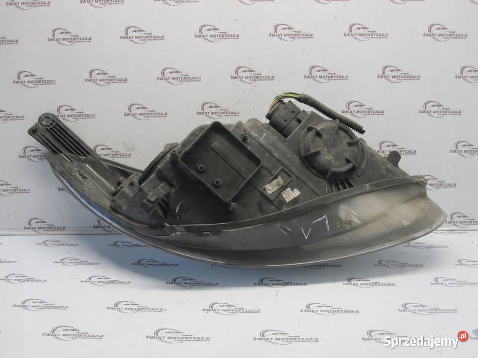 FORD FOCUS MK3 III lampa lewa przód BM5113W030DF
