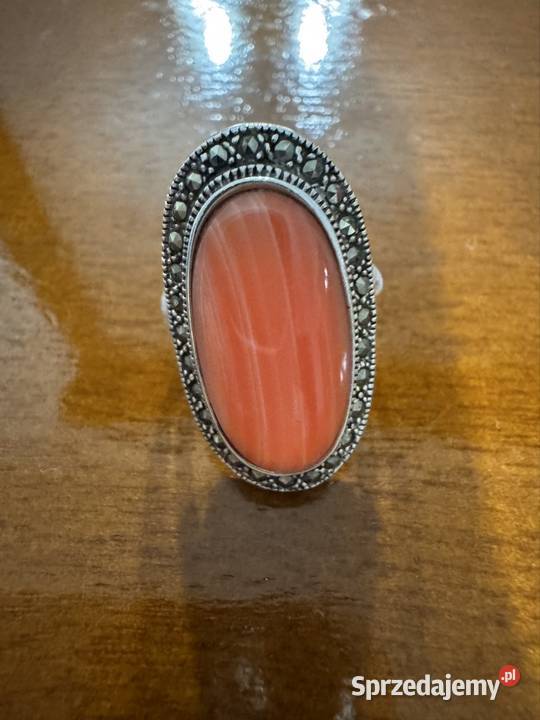 Pierscionek srebrny z koralem spieczonym i Częstochowa