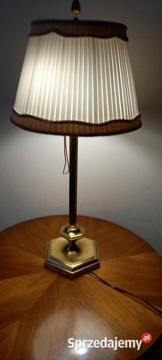 Wysoka mosiężna lampa na stolik komodę