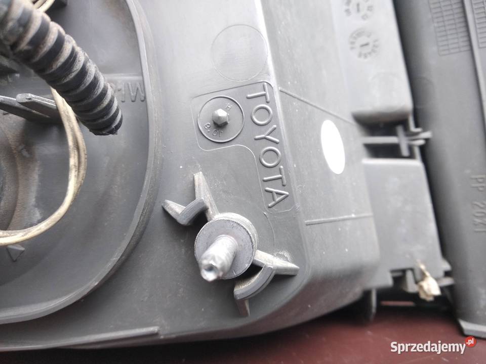 Toyota Avensis T27 sedan lampa tył tylna prawa w