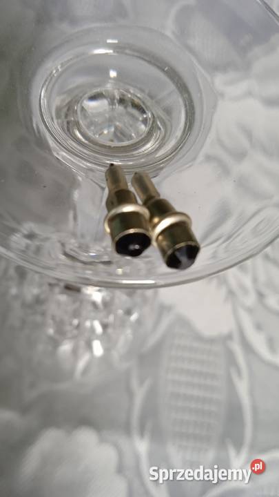 KOLCZYKI NA SZTYFCIE Z CZARNYM KAMIENIEM Kolczyki