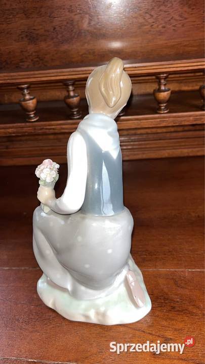 Figurka Dziewczyna zrywająca kwiaty Lladro Spain Gdańsk
