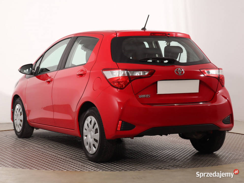 Toyota Yaris 10 VVTi Rok produkcji 2017