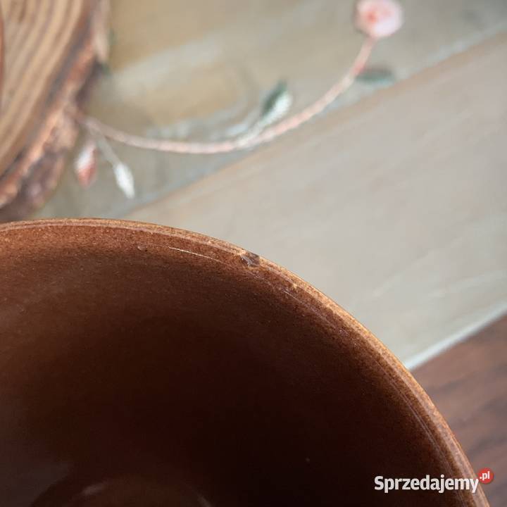 Dwie ceramiczne filiżanki w grochy