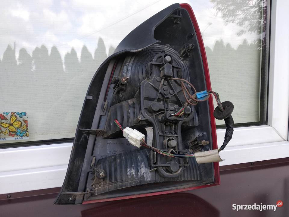 Nissan Primera P12 sedan lampa tył tylna lewa