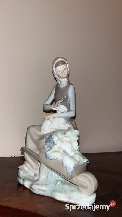 Figurka Dziewczyny z owieczką i taczką pełną