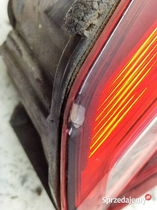 LAMPA TYŁ W KLAPĘ PRAWA SEDAN USA 561945308C VW